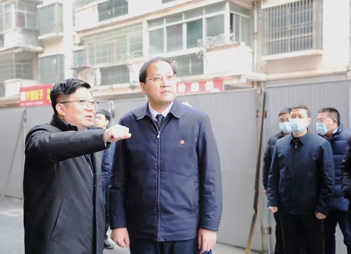 南昌縣委書記、小藍(lán)經(jīng)開區(qū)管委會(huì)主任陳翔走訪慰問南外環(huán)高速項(xiàng)目